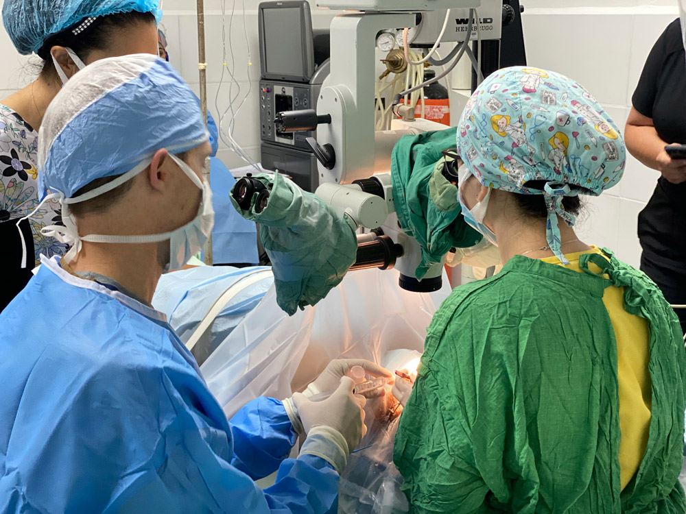 Dr. Swan performs surgery as part of his international work in Central America. Source: Russell Swan, MD