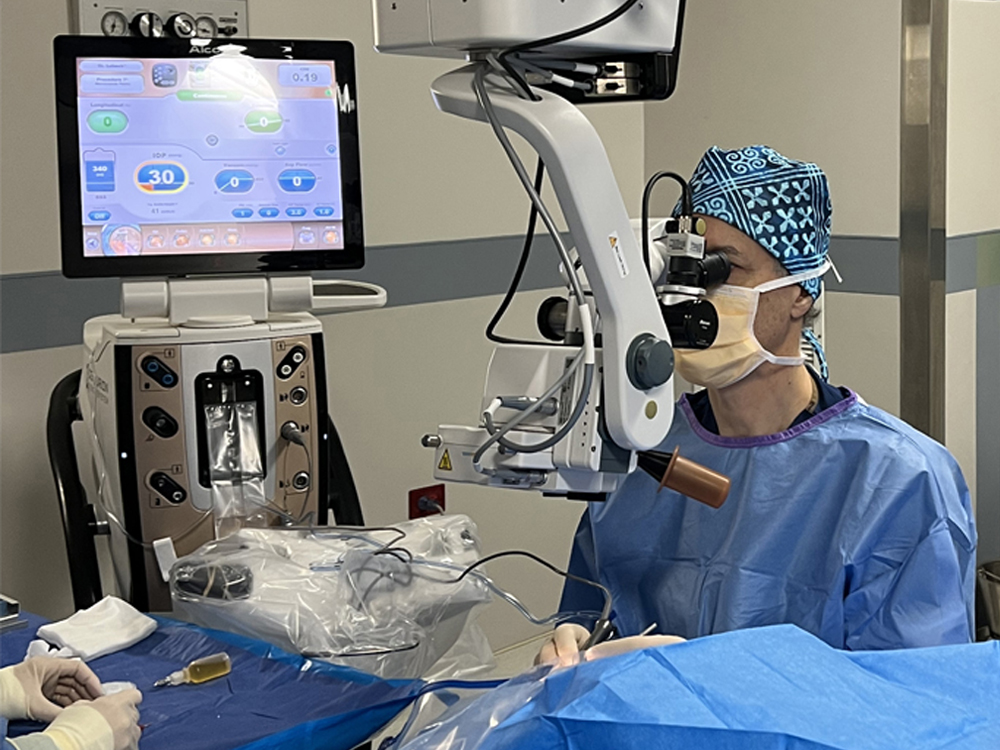 Dr. Lubeck uses Active Fluidics with the Centurion Vision System. Source: David Lubeck, MD