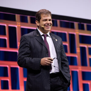 Read more about the article Richard L. Lindstrom, MD, Lecture highlights refractive surgery