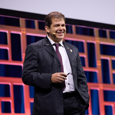 Read more about the article Richard L. Lindstrom, MD, Lecture highlights refractive surgery