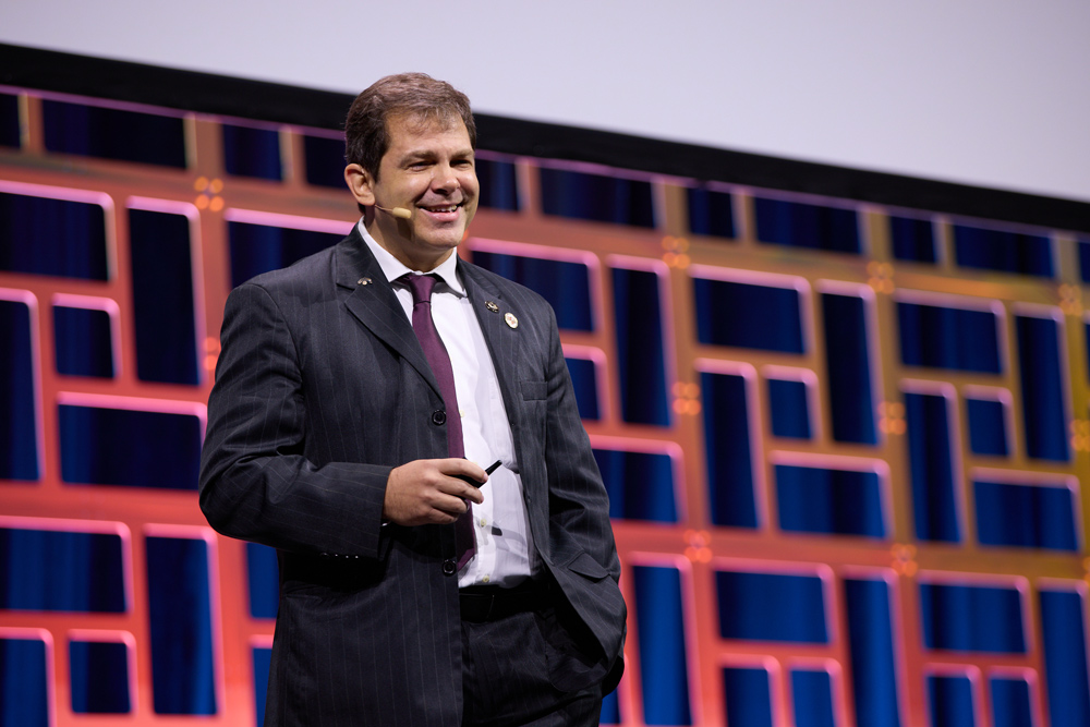 Dr. Ambrósio delivers the Lindstrom Lecture at the Annual Meeting.
Source: ASCRS