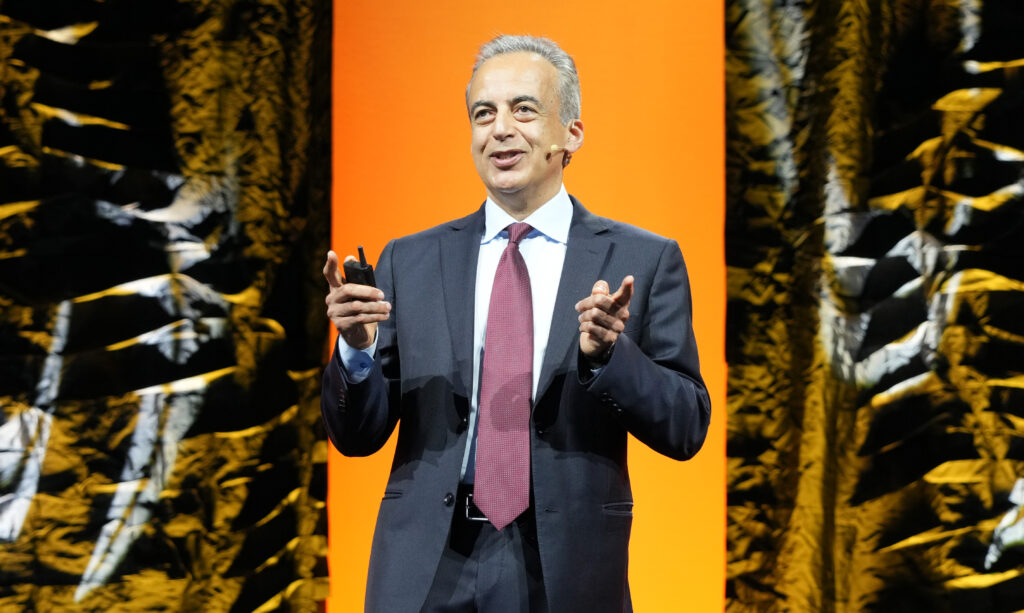 Dr. Dana delivers the Lindstrom Lecture during the Sunday on the Main Stage session.
Source: ASCRS