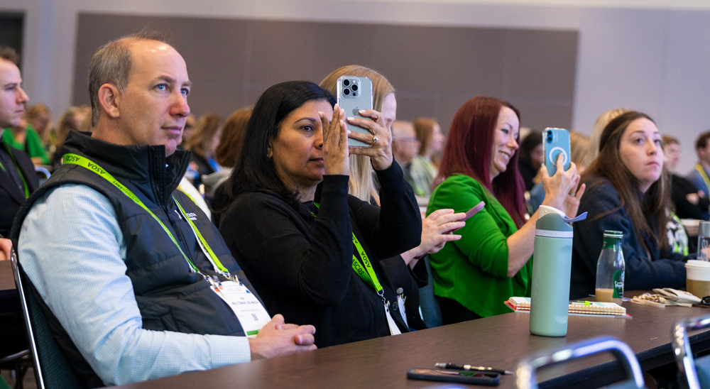 Attendees engage with the message of ASOA Opening General Session keynote speaker Joe Mull. Source: ASCRS